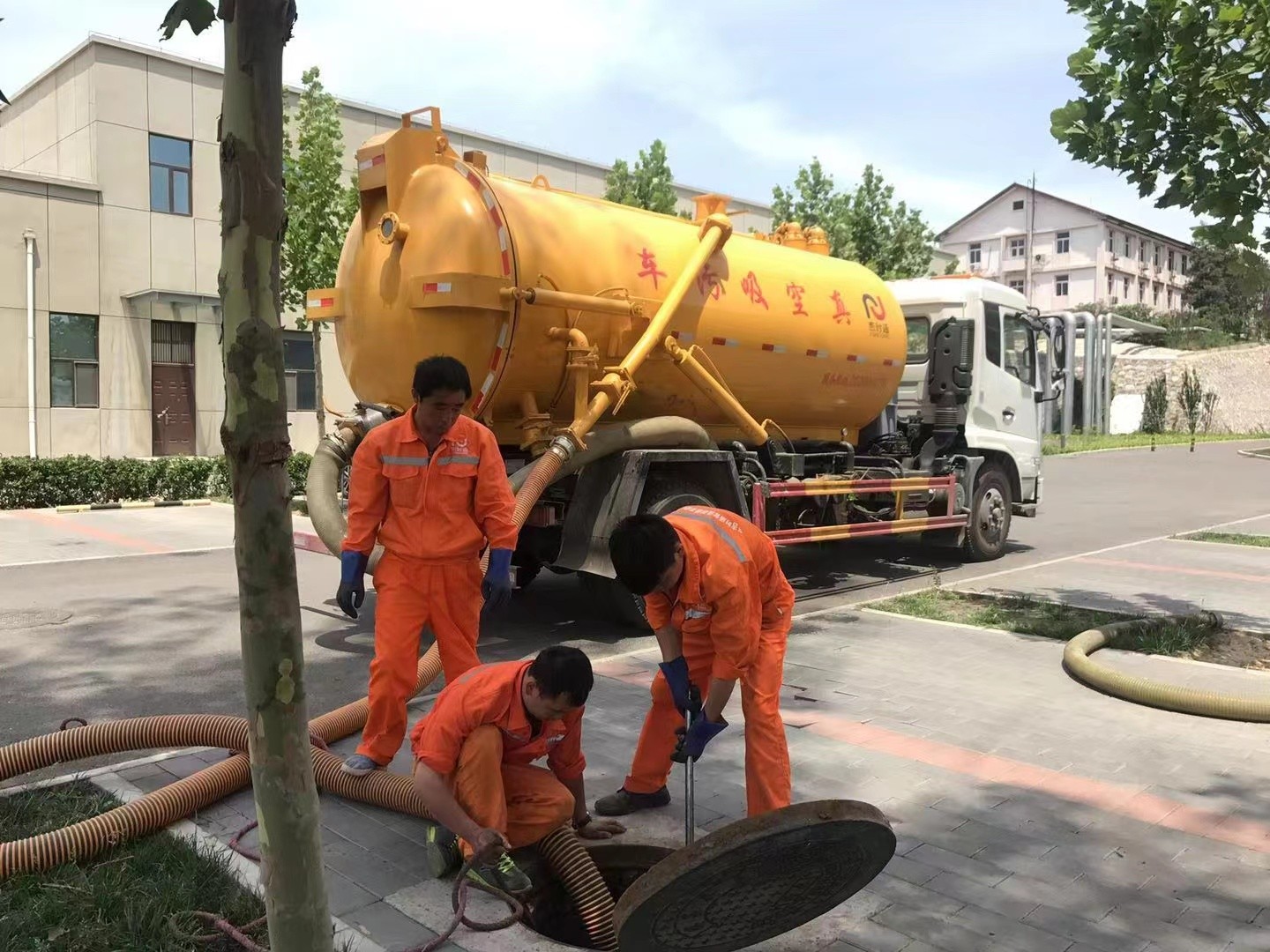 东成镇化粪池清理与5-8吨吸粪车施工效率分析
